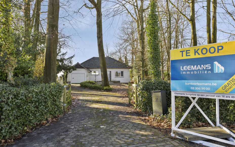 Leemans Immobiliën vous propose ce terrain à bâtir idéalement situé à Asse. Il abrite actuellement un bungalow, qui peut être conservé ou démoli pour une construction entièrement neuve. À vous de choisir. Ce terrain offre la possibilité de con