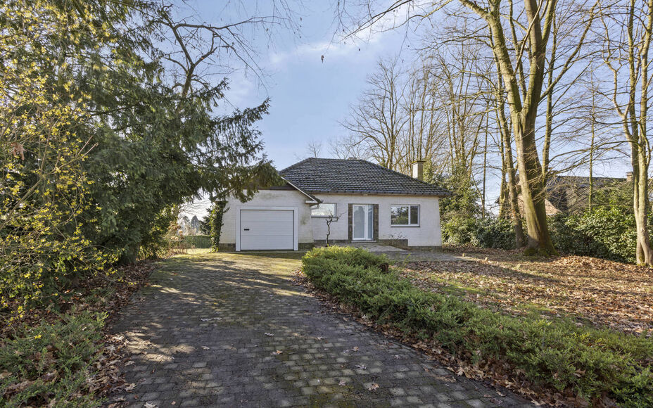 Leemans Immobiliën vous propose ce terrain à bâtir idéalement situé à Asse. Il abrite actuellement un bungalow, qui peut être conservé ou démoli pour une construction entièrement neuve. À vous de choisir. Ce terrain offre la possibilité de con
