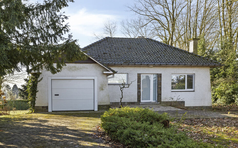 Leemans Immobiliën vous propose ce terrain à bâtir idéalement situé à Asse. Il abrite actuellement un bungalow, qui peut être conservé ou démoli pour une construction entièrement neuve. À vous de choisir. Ce terrain offre la possibilité de con