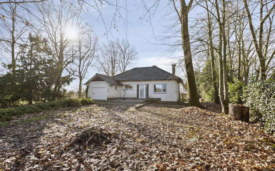 Leemans Immobiliën vous propose ce terrain à bâtir idéalement situé à Asse. Il abrite actuellement un bungalow, qui peut être conservé ou démoli pour une construction entièrement neuve. À vous de choisir. Ce terrain offre la possibilité de con
