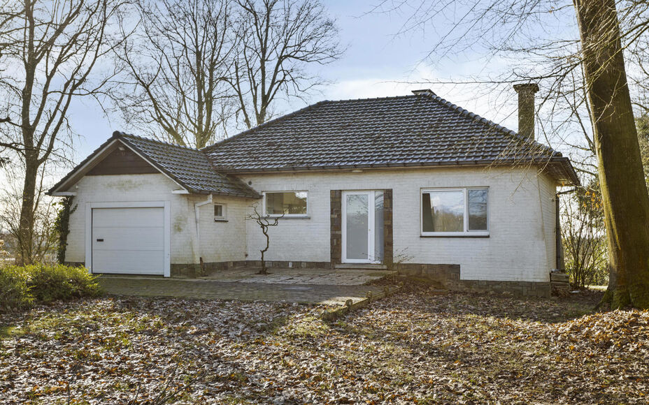 Leemans Immobiliën vous propose ce terrain à bâtir idéalement situé à Asse. Il abrite actuellement un bungalow, qui peut être conservé ou démoli pour une construction entièrement neuve. À vous de choisir. Ce terrain offre la possibilité de con