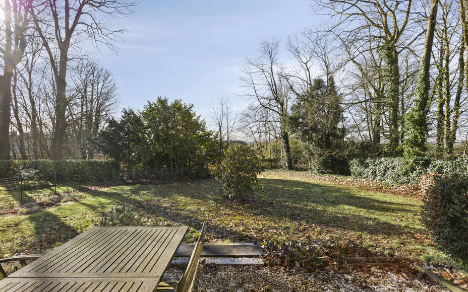 Leemans Immobiliën vous propose ce terrain à bâtir idéalement situé à Asse. Il abrite actuellement un bungalow, qui peut être conservé ou démoli pour une construction entièrement neuve. À vous de choisir. Ce terrain offre la possibilité de con