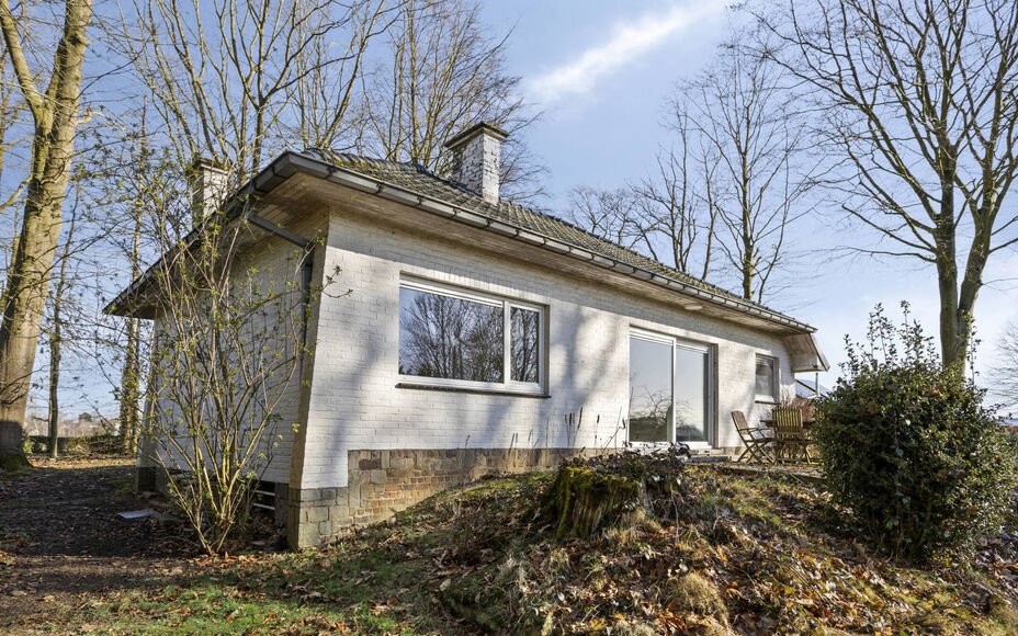 Leemans Immobiliën vous propose ce terrain à bâtir idéalement situé à Asse. Il abrite actuellement un bungalow, qui peut être conservé ou démoli pour une construction entièrement neuve. À vous de choisir. Ce terrain offre la possibilité de con
