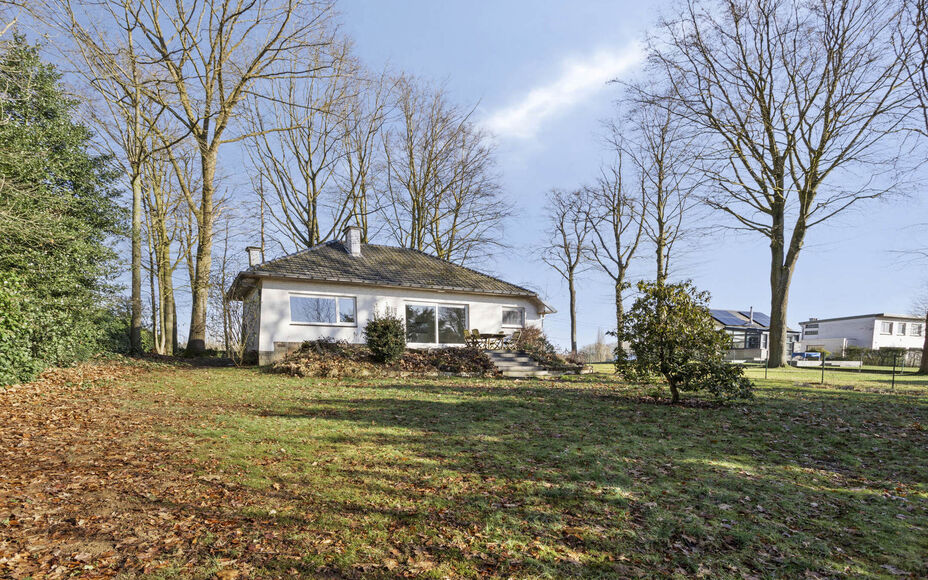Leemans Immobiliën vous propose ce terrain à bâtir idéalement situé à Asse. Il abrite actuellement un bungalow, qui peut être conservé ou démoli pour une construction entièrement neuve. À vous de choisir. Ce terrain offre la possibilité de con