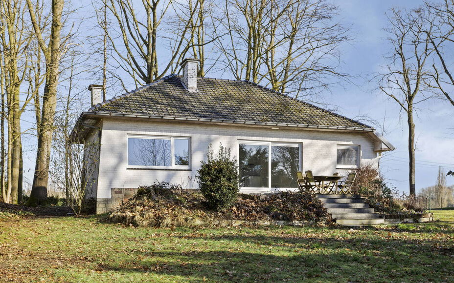 Leemans Immobiliën vous propose ce terrain à bâtir idéalement situé à Asse. Il abrite actuellement un bungalow, qui peut être conservé ou démoli pour une construction entièrement neuve. À vous de choisir. Ce terrain offre la possibilité de con