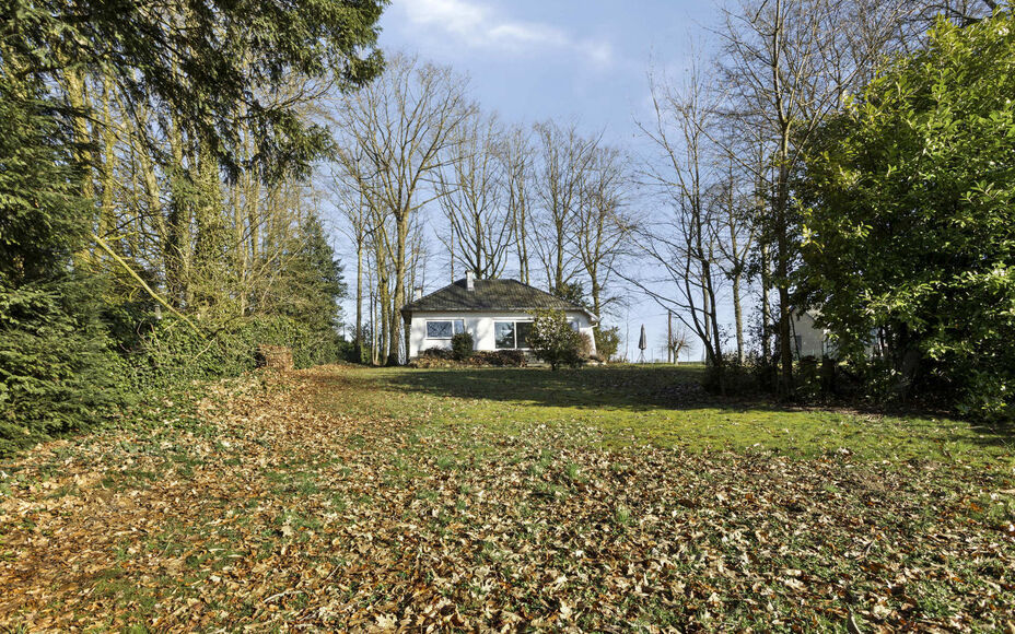 Leemans Immobiliën vous propose ce terrain à bâtir idéalement situé à Asse. Il abrite actuellement un bungalow, qui peut être conservé ou démoli pour une construction entièrement neuve. À vous de choisir. Ce terrain offre la possibilité de con