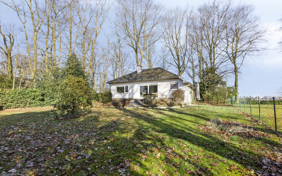 Leemans Immobiliën vous propose ce terrain à bâtir idéalement situé à Asse. Il abrite actuellement un bungalow, qui peut être conservé ou démoli pour une construction entièrement neuve. À vous de choisir. Ce terrain offre la possibilité de con