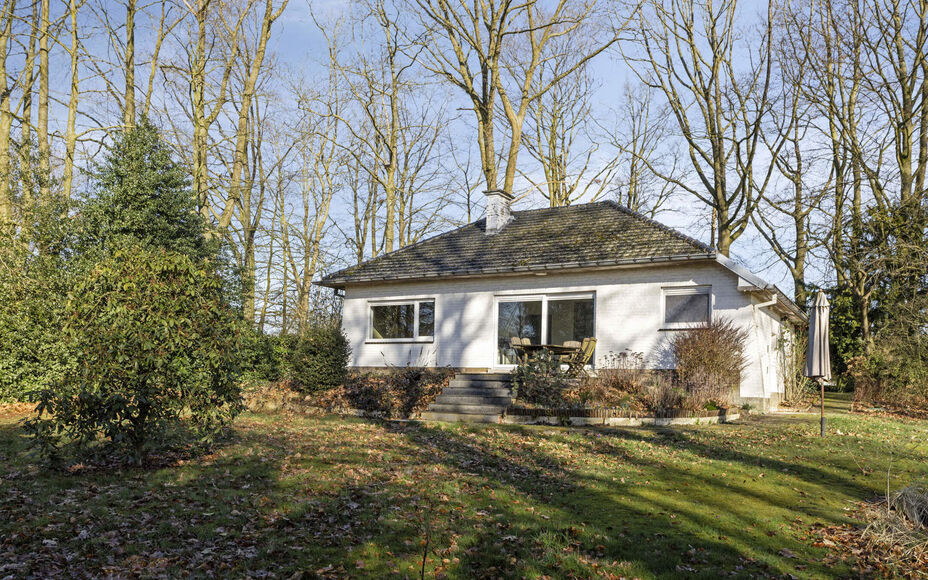 Leemans Immobiliën vous propose ce terrain à bâtir idéalement situé à Asse. Il abrite actuellement un bungalow, qui peut être conservé ou démoli pour une construction entièrement neuve. À vous de choisir. Ce terrain offre la possibilité de con