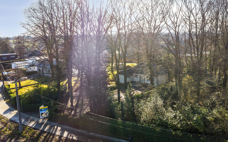 Leemans Immobiliën vous propose ce terrain à bâtir idéalement situé à Asse. Il abrite actuellement un bungalow, qui peut être conservé ou démoli pour une construction entièrement neuve. À vous de choisir. Ce terrain offre la possibilité de con