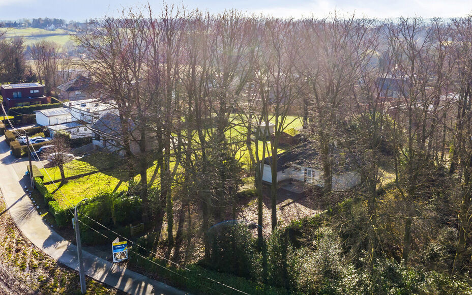 Leemans Immobiliën vous propose ce terrain à bâtir idéalement situé à Asse. Il abrite actuellement un bungalow, qui peut être conservé ou démoli pour une construction entièrement neuve. À vous de choisir. Ce terrain offre la possibilité de con