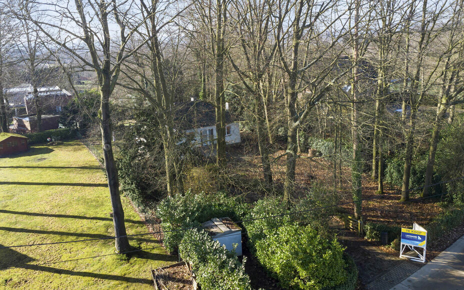 Leemans Immobiliën vous propose ce terrain à bâtir idéalement situé à Asse. Il abrite actuellement un bungalow, qui peut être conservé ou démoli pour une construction entièrement neuve. À vous de choisir. Ce terrain offre la possibilité de con