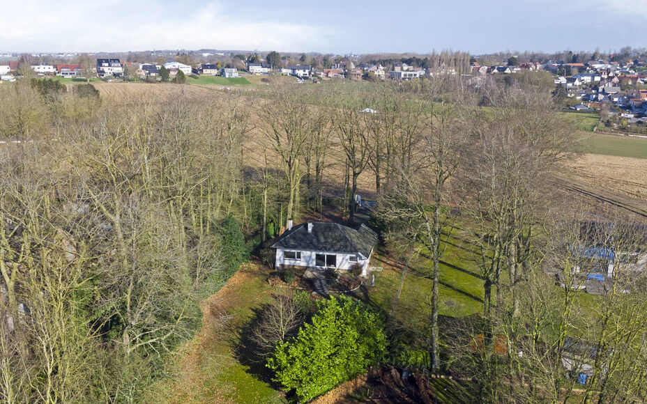 Leemans Immobiliën vous propose ce terrain à bâtir idéalement situé à Asse. Il abrite actuellement un bungalow, qui peut être conservé ou démoli pour une construction entièrement neuve. À vous de choisir. Ce terrain offre la possibilité de con