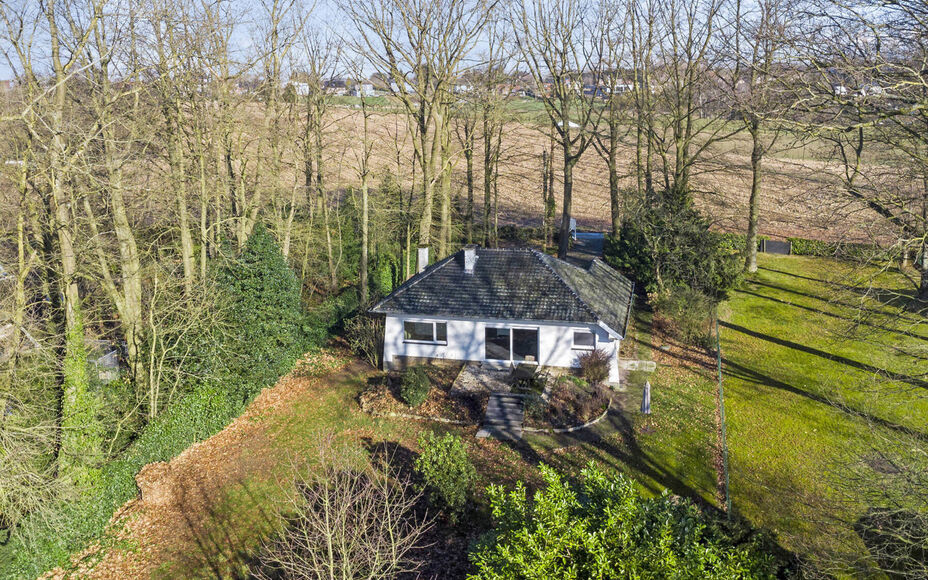 Leemans Immobiliën vous propose ce terrain à bâtir idéalement situé à Asse. Il abrite actuellement un bungalow, qui peut être conservé ou démoli pour une construction entièrement neuve. À vous de choisir. Ce terrain offre la possibilité de con