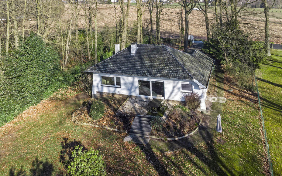 Leemans Immobiliën vous propose ce terrain à bâtir idéalement situé à Asse. Il abrite actuellement un bungalow, qui peut être conservé ou démoli pour une construction entièrement neuve. À vous de choisir. Ce terrain offre la possibilité de con