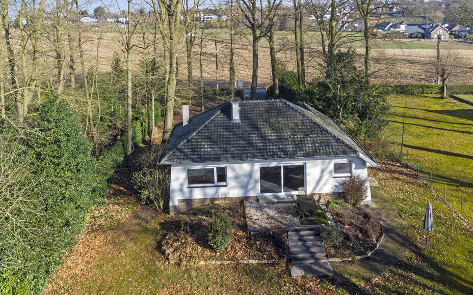 Leemans Immobiliën vous propose ce terrain à bâtir idéalement situé à Asse. Il abrite actuellement un bungalow, qui peut être conservé ou démoli pour une construction entièrement neuve. À vous de choisir. Ce terrain offre la possibilité de con