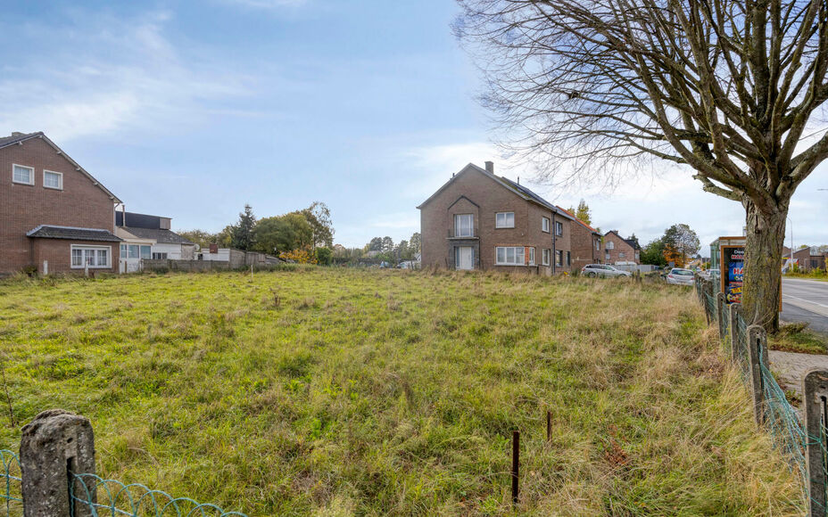 Terrain constructible mitoyen à vendre à Asse – Situation centrale !
Leemans Real Estate vous propose ce terrain constructible de 5,30 m² (Lot 1), idéalement situé dans un quartier central d'Asse. Ce terrain est idéal pour la construction d'une ma