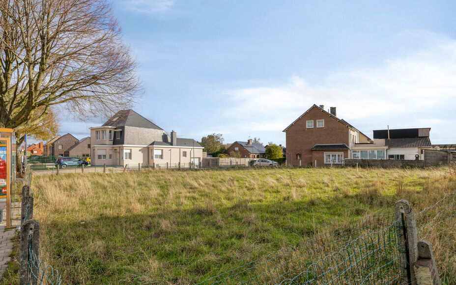 Terrain constructible mitoyen à vendre à Asse – Situation centrale !
Leemans Real Estate vous propose ce terrain constructible de 5,30 m² (Lot 1), idéalement situé dans un quartier central d'Asse. Ce terrain est idéal pour la construction d'une ma