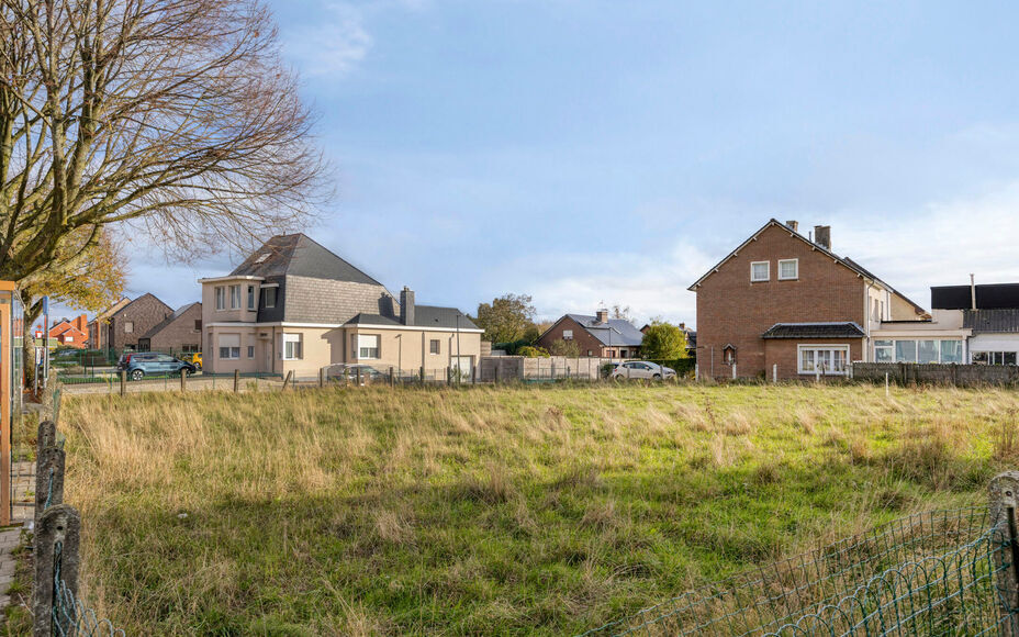 Terrain constructible mitoyen à vendre à Asse – Situation centrale !
Leemans Real Estate vous propose ce terrain constructible de 5,30 m² (Lot 1), idéalement situé dans un quartier central d'Asse. Ce terrain est idéal pour la construction d'une ma