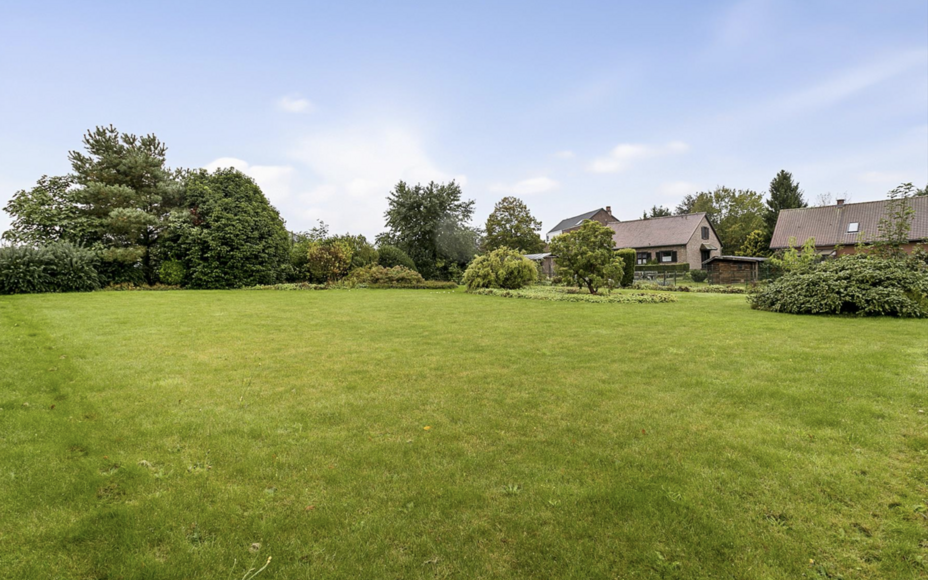 LEEMANS IMMOBILIËN vous propose ce terrain constructible pour une maison individuelle. Le lot est en 2ème ordre de construction et a une superficie de 13a 03ca. Le terrain est situé dans la zone intérieure derrière la Begijnenborrestraat. La zone con