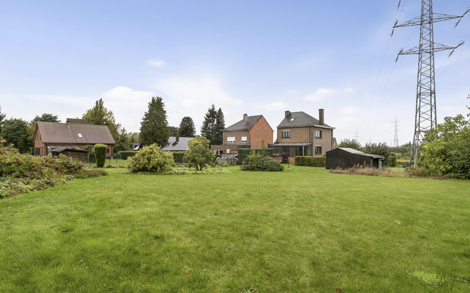 LEEMANS IMMOBILIËN vous propose ce terrain constructible pour une maison individuelle. Le lot est en 2ème ordre de construction et a une superficie de 13a 03ca. Le terrain est situé dans la zone intérieure derrière la Begijnenborrestraat. La zone con