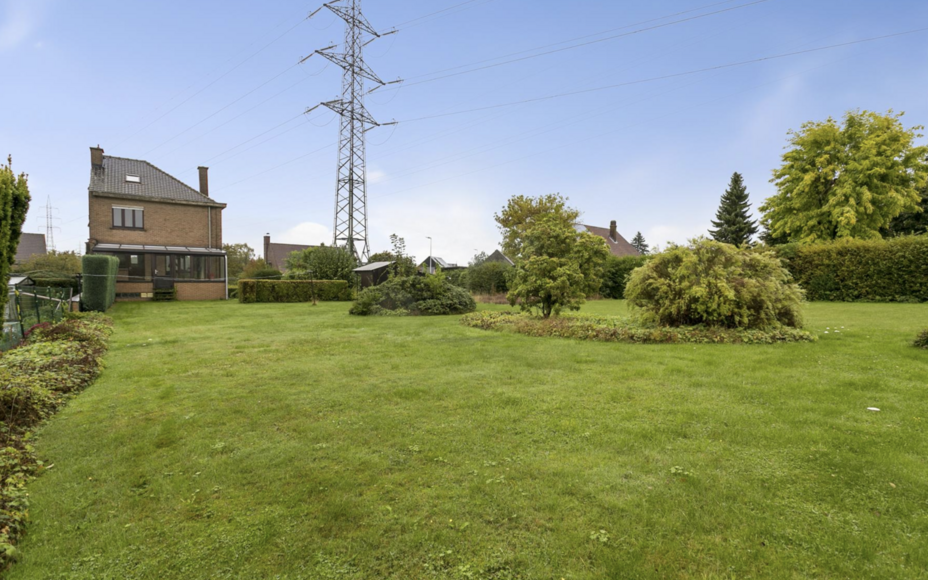 LEEMANS IMMOBILIËN vous propose ce terrain constructible pour une maison individuelle. Le lot est en 2ème ordre de construction et a une superficie de 13a 03ca. Le terrain est situé dans la zone intérieure derrière la Begijnenborrestraat. La zone con