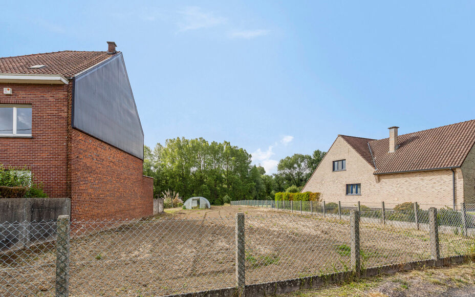 Terrain à bâtir de 6 ares 92ca, situé en zone rurale et centrale à Grand-Bigard, pour une construction jumelée.
Plus d'informations : immo@kantoorleemans.be ou 02/306.90.00