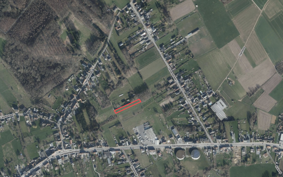 LEEMANS IMMOBILIEN vous propose le terrain agricole suivant d'une superficie de 15are 69ca. 

Le terrain est facilement accessible par le Gentsesteenweg entre les numéros de maison 218 & 220. 

Le terrain agricole est également libre de bail. Aucune ser
