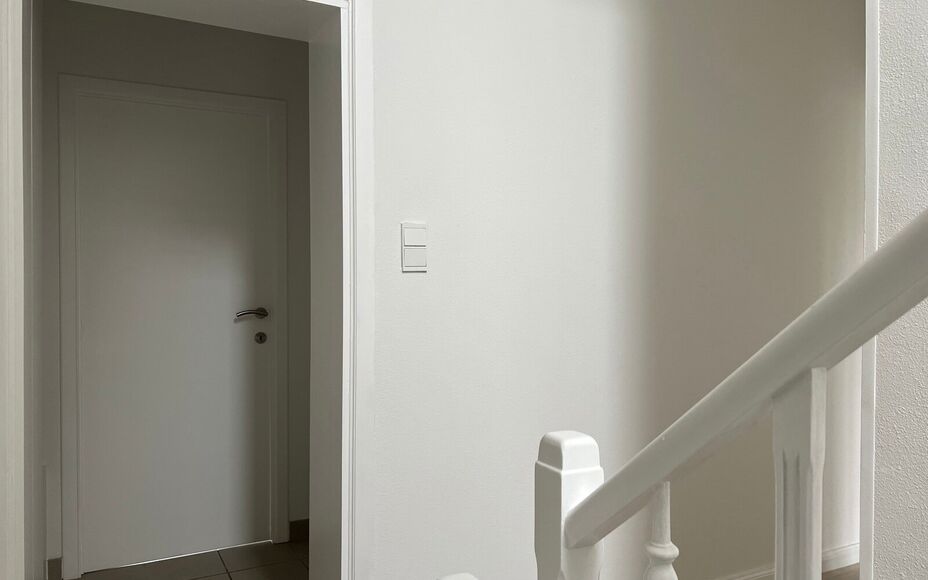 LEEMANS IMMOBILIËN vous propose à la location cet appartement de deux chambres entièrement rénové dans un endroit calme du centre de Zellik. 

Il s'agit d'un appartement triplex de deux chambres à coucher avec une surface habitable nette de +- 120m