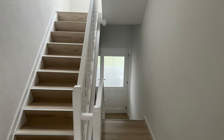 LEEMANS IMMOBILIËN vous propose à la location cet appartement de deux chambres entièrement rénové dans un endroit calme du centre de Zellik. 

Il s'agit d'un appartement triplex de deux chambres à coucher avec une surface habitable nette de +- 120m