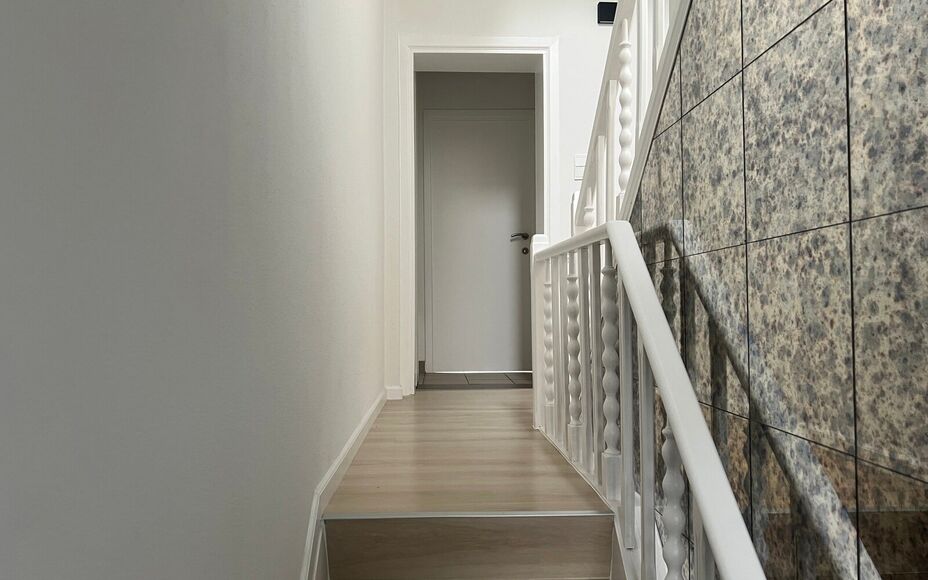 LEEMANS IMMOBILIËN vous propose à la location cet appartement de deux chambres entièrement rénové dans un endroit calme du centre de Zellik. 

Il s'agit d'un appartement triplex de deux chambres à coucher avec une surface habitable nette de +- 120m