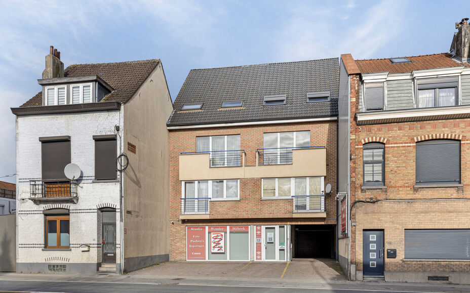 Leemans immobiliën vous propose ce spacieux appartement triplex à Dilbeek.Grâce à sa situation centrale, les commerces, les écoles, les infrastructures sportives, les transports publics et les routes d'accès sont accessibles à pied. L'appartement d