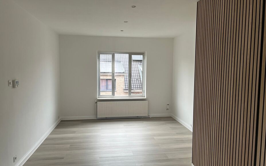 LEEMANS IMMOBILIËN biedt u dit volledig gerenoveerd tweeslaapkamer appartement te huur aan op een rustige locatie in het centrum van Zellik. 

Dit betreft een tweeslaapkamer triplexappartement met een netto bewoonbare oppervlakte van maar liefst +- 120m