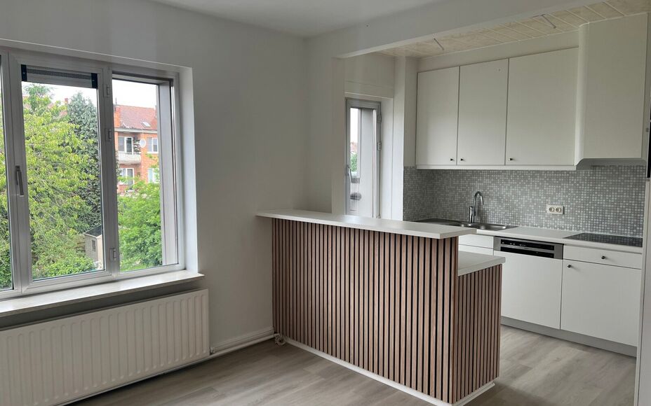 LEEMANS IMMOBILIËN biedt u dit volledig gerenoveerd tweeslaapkamer appartement te huur aan op een rustige locatie in het centrum van Zellik. 

Dit betreft een tweeslaapkamer triplexappartement met een netto bewoonbare oppervlakte van maar liefst +- 120m