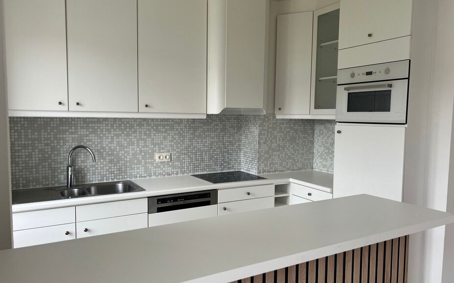 LEEMANS IMMOBILIËN biedt u dit volledig gerenoveerd tweeslaapkamer appartement te huur aan op een rustige locatie in het centrum van Zellik. 

Dit betreft een tweeslaapkamer triplexappartement met een netto bewoonbare oppervlakte van maar liefst +- 120m