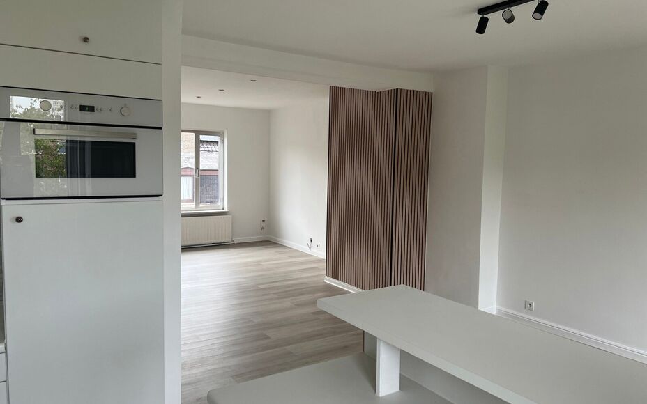 LEEMANS IMMOBILIËN biedt u dit volledig gerenoveerd tweeslaapkamer appartement te huur aan op een rustige locatie in het centrum van Zellik. 

Dit betreft een tweeslaapkamer triplexappartement met een netto bewoonbare oppervlakte van maar liefst +- 120m