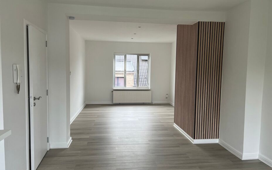 LEEMANS IMMOBILIËN biedt u dit volledig gerenoveerd tweeslaapkamer appartement te huur aan op een rustige locatie in het centrum van Zellik. 

Dit betreft een tweeslaapkamer triplexappartement met een netto bewoonbare oppervlakte van maar liefst +- 120m