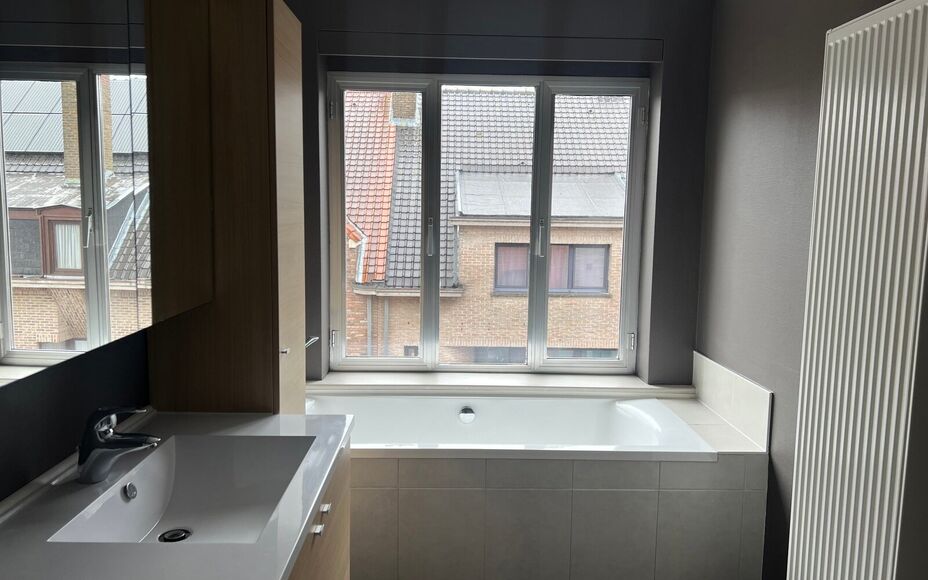 LEEMANS IMMOBILIËN biedt u dit volledig gerenoveerd tweeslaapkamer appartement te huur aan op een rustige locatie in het centrum van Zellik. 

Dit betreft een tweeslaapkamer triplexappartement met een netto bewoonbare oppervlakte van maar liefst +- 120m