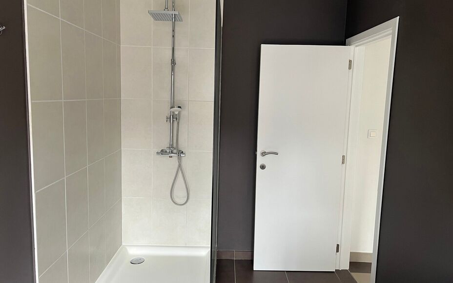 LEEMANS IMMOBILIËN biedt u dit volledig gerenoveerd tweeslaapkamer appartement te huur aan op een rustige locatie in het centrum van Zellik. 

Dit betreft een tweeslaapkamer triplexappartement met een netto bewoonbare oppervlakte van maar liefst +- 120m
