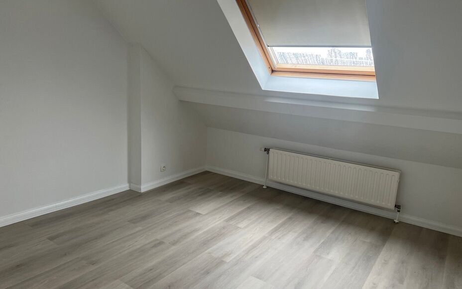 LEEMANS IMMOBILIËN biedt u dit volledig gerenoveerd tweeslaapkamer appartement te huur aan op een rustige locatie in het centrum van Zellik. 

Dit betreft een tweeslaapkamer triplexappartement met een netto bewoonbare oppervlakte van maar liefst +- 120m