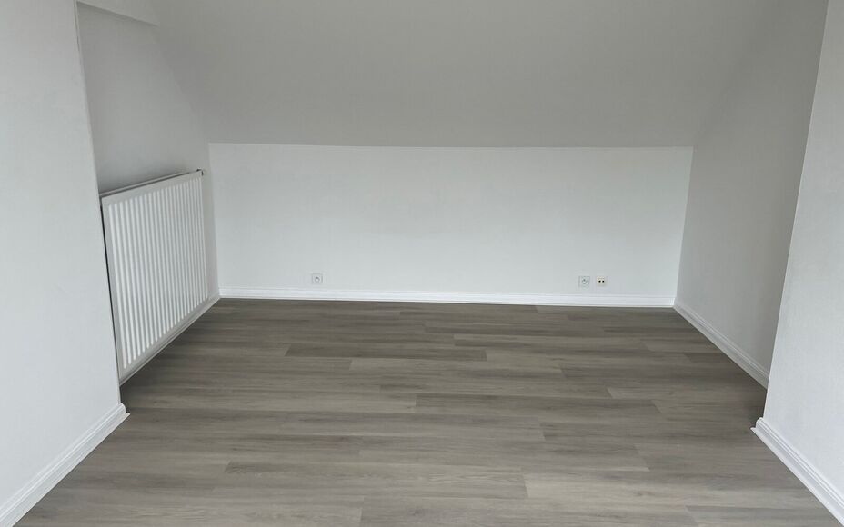LEEMANS IMMOBILIËN biedt u dit volledig gerenoveerd tweeslaapkamer appartement te huur aan op een rustige locatie in het centrum van Zellik. 

Dit betreft een tweeslaapkamer triplexappartement met een netto bewoonbare oppervlakte van maar liefst +- 120m
