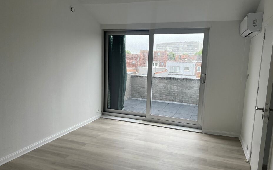 LEEMANS IMMOBILIËN biedt u dit volledig gerenoveerd tweeslaapkamer appartement te huur aan op een rustige locatie in het centrum van Zellik. 

Dit betreft een tweeslaapkamer triplexappartement met een netto bewoonbare oppervlakte van maar liefst +- 120m