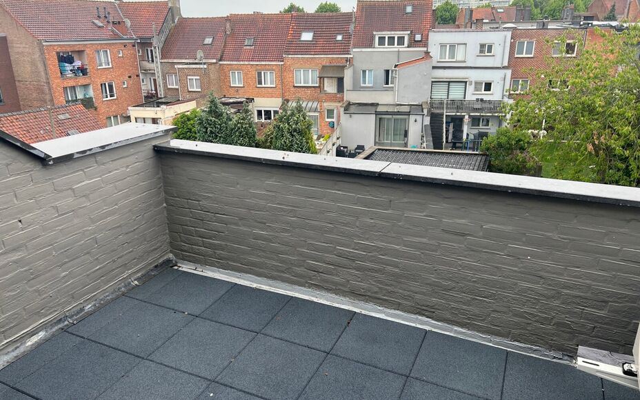 LEEMANS IMMOBILIËN biedt u dit volledig gerenoveerd tweeslaapkamer appartement te huur aan op een rustige locatie in het centrum van Zellik. 

Dit betreft een tweeslaapkamer triplexappartement met een netto bewoonbare oppervlakte van maar liefst +- 120m