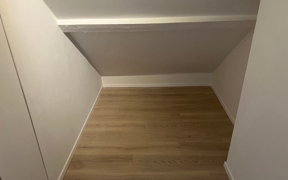 LEEMANS IMMOBILIËN biedt u dit volledig gerenoveerd tweeslaapkamer appartement te huur aan op een rustige locatie in het centrum van Zellik. 

Dit betreft een tweeslaapkamer triplexappartement met een netto bewoonbare oppervlakte van maar liefst +- 120m