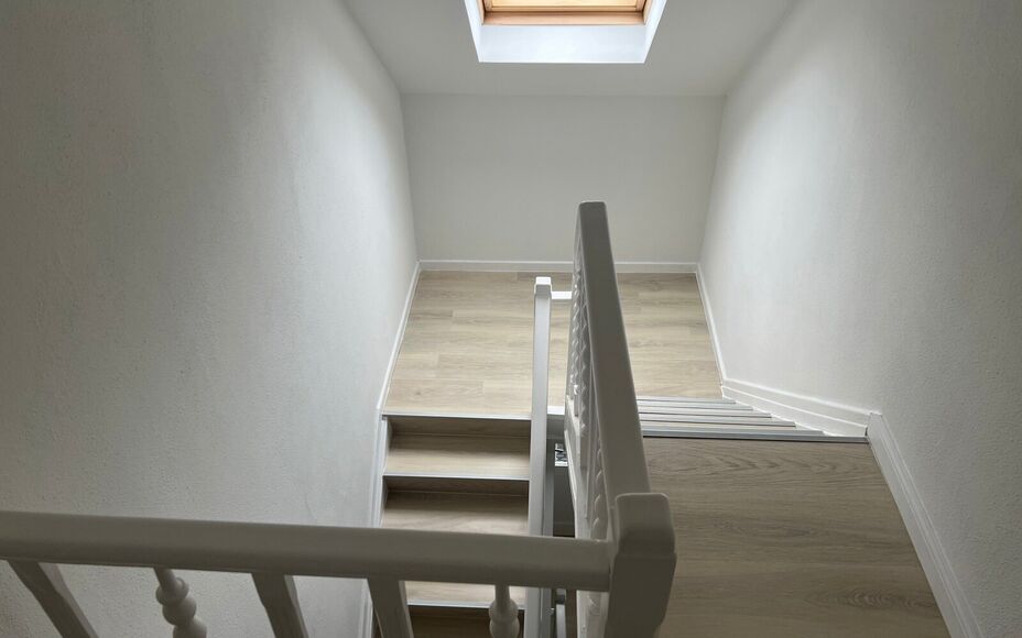LEEMANS IMMOBILIËN biedt u dit volledig gerenoveerd tweeslaapkamer appartement te huur aan op een rustige locatie in het centrum van Zellik. 

Dit betreft een tweeslaapkamer triplexappartement met een netto bewoonbare oppervlakte van maar liefst +- 120m