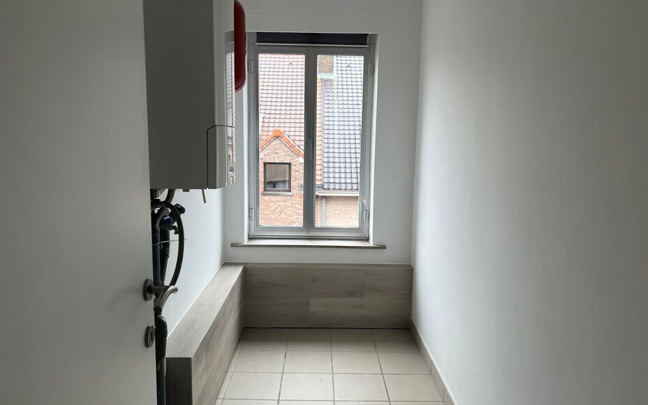LEEMANS IMMOBILIËN biedt u dit volledig gerenoveerd tweeslaapkamer appartement te huur aan op een rustige locatie in het centrum van Zellik. 

Dit betreft een tweeslaapkamer triplexappartement met een netto bewoonbare oppervlakte van maar liefst +- 120m