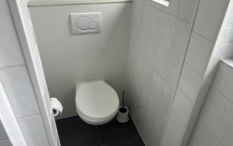 LEEMANS IMMOBILIËN biedt u dit volledig gerenoveerd tweeslaapkamer appartement te huur aan op een rustige locatie in het centrum van Zellik. 

Dit betreft een tweeslaapkamer triplexappartement met een netto bewoonbare oppervlakte van maar liefst +- 120m