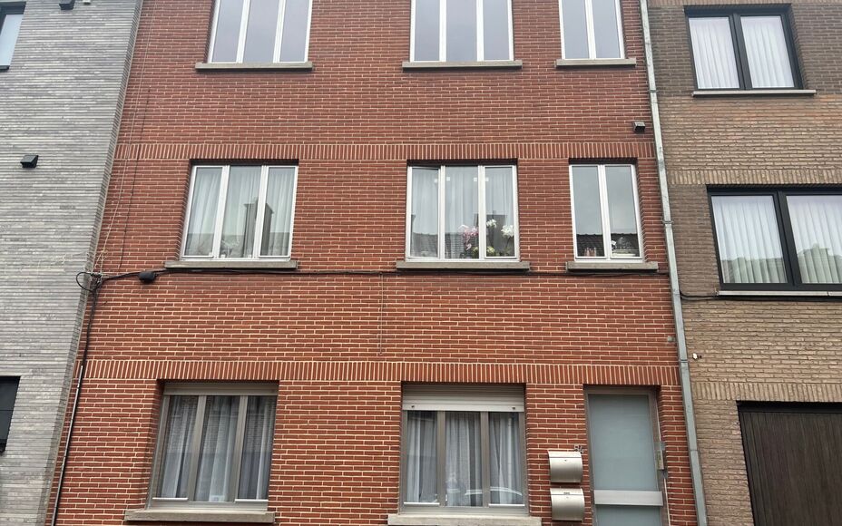 LEEMANS IMMOBILIËN biedt u dit volledig gerenoveerd tweeslaapkamer appartement te huur aan op een rustige locatie in het centrum van Zellik. 

Dit betreft een tweeslaapkamer triplexappartement met een netto bewoonbare oppervlakte van maar liefst +- 120m