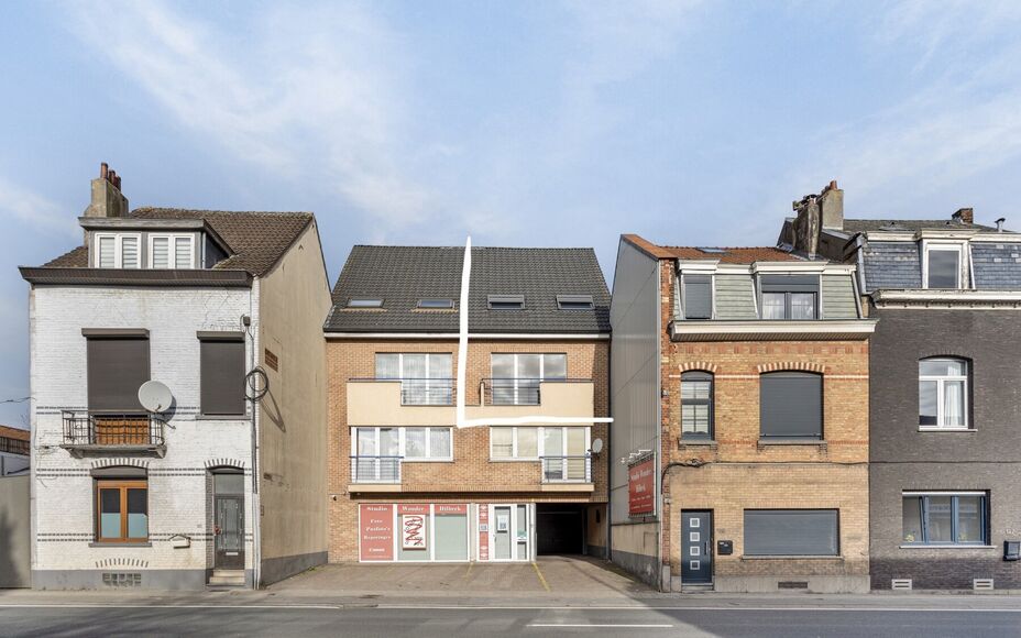 Leemans immobiliën biedt u dit ruim triplex appartement aan in Dilbeek.Door zijn centrale ligging zijn winkels ,scholen, sportinfrastructuur, openbaar vervoer en invalswegen op wandelafstand.  Het appartement heeft ook een staanplaats buiten achteraan he