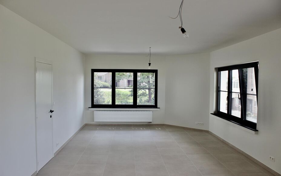 LEEMANS Immobiliën biedt u een uniek nieuwbouw appartement in centrum Brussegem. Het appartement bevindt zich boven de plaatselijke beenhouwer.
Naast een ruime tuin met terras, biedt dit appartement ook 3 slaapkamers, een badkamer met ligbad, een douche 