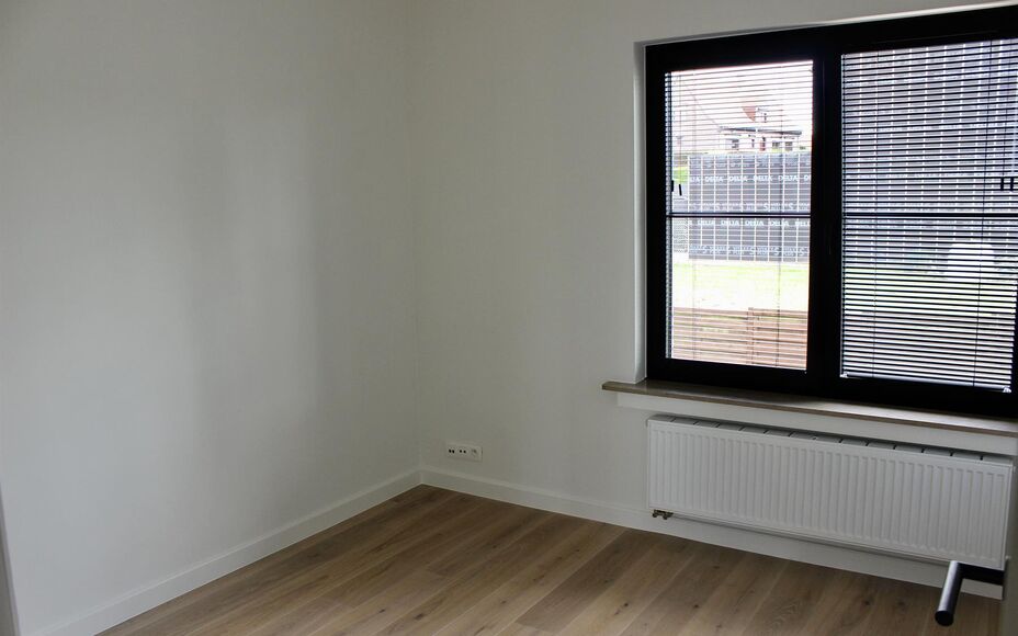 LEEMANS Immobiliën biedt u een uniek nieuwbouw appartement in centrum Brussegem. Het appartement bevindt zich boven de plaatselijke beenhouwer.
Naast een ruime tuin met terras, biedt dit appartement ook 3 slaapkamers, een badkamer met ligbad, een douche 